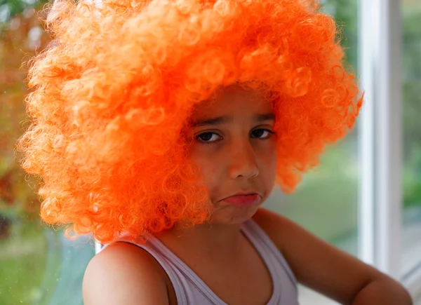 Niño pequeño con peluca de pelo de payaso —  Fotos de Stock