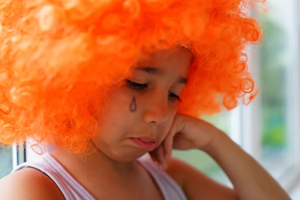 Niño pequeño con peluca de pelo de payaso — Foto de Stock