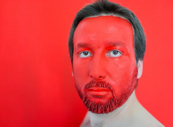 Homem com rosto pintado de vermelho — Fotografia de Stock