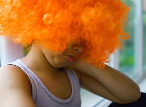 Niño pequeño con peluca de pelo de payaso —  Fotos de Stock