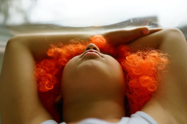 Niño pequeño con peluca de pelo de payaso — Foto de Stock