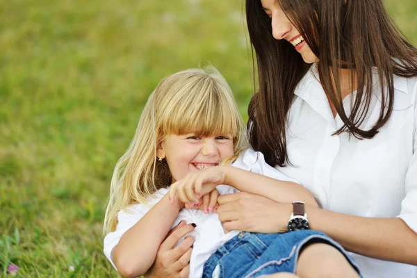 Famiglia felice in natura divertendosi Foto Stock