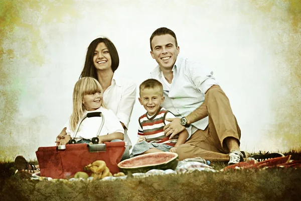 Familia con niños teniendo tiempo de picnic Fotos De Stock