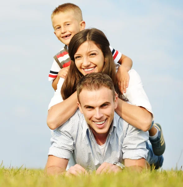 Glückliche Familie in der Natur mit Spaß Stockbild