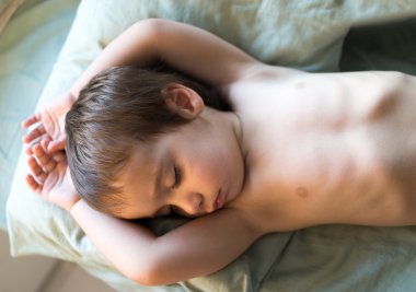 Evde uyuyan sevimli küçük çocuk