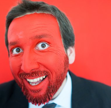 Genç portait kırmızı boyalı yüzü olan adam