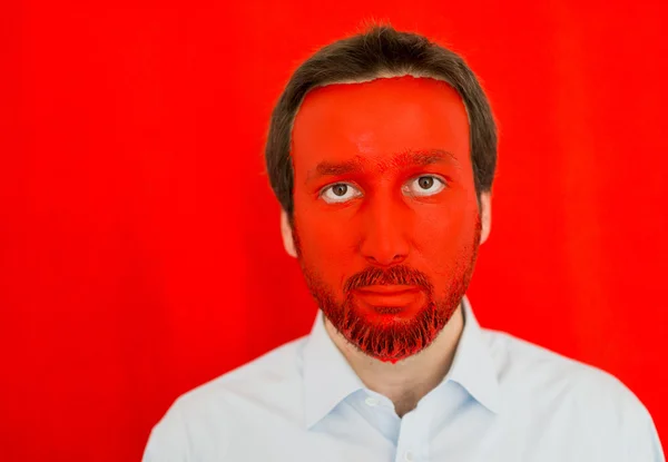 Людина з червоним пофарбованим обличчям — стокове фото