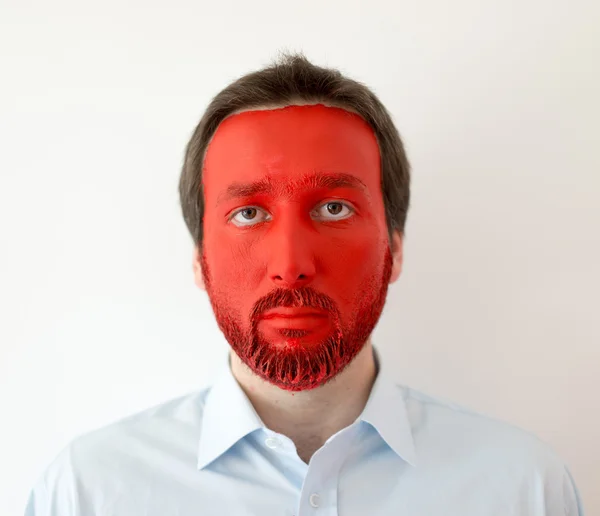 Hombre con cara pintada de rojo — Foto de Stock