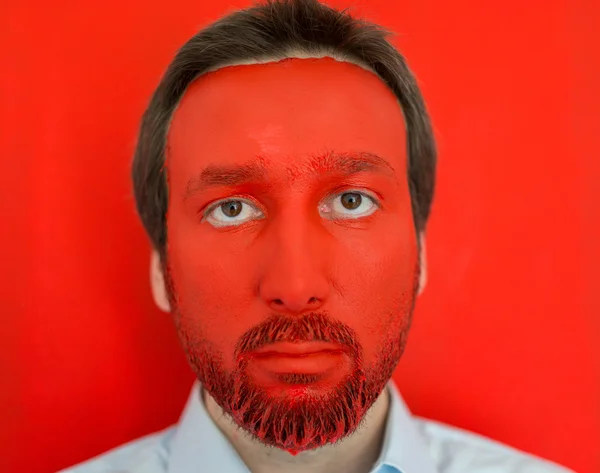 Homme au visage peint en rouge — Photo