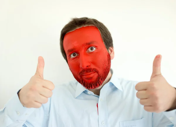 Man met rode geschilderde gezicht — Stockfoto