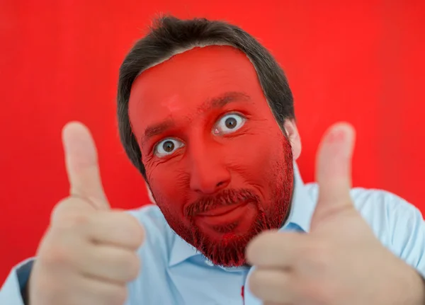 Retrato de jovem com rosto pintado de vermelho — Fotografia de Stock