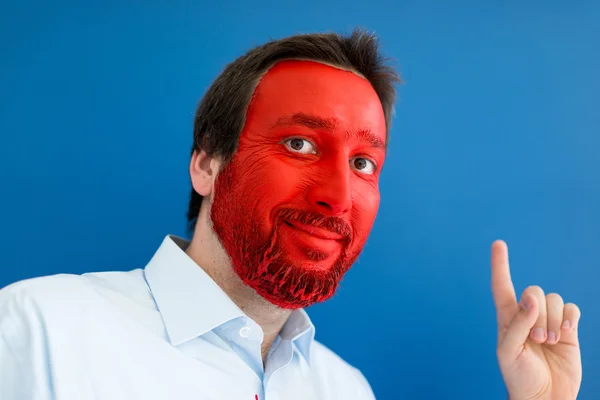 Jeune homme portrait avec visage peint en rouge — Photo