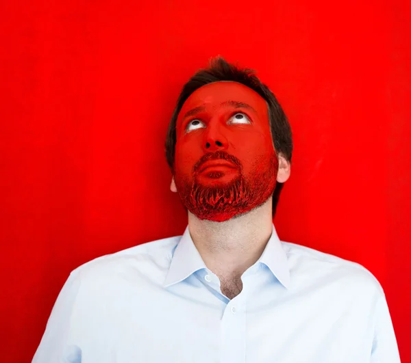 Портал молодого чоловіка з червоним пофарбованим обличчям — стокове фото
