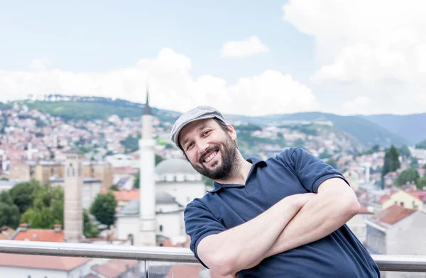 Bilden av en upphetsad man på toppen av staden — Stockfoto