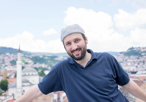 Imagem de um homem animado no topo da cidade — Fotografia de Stock