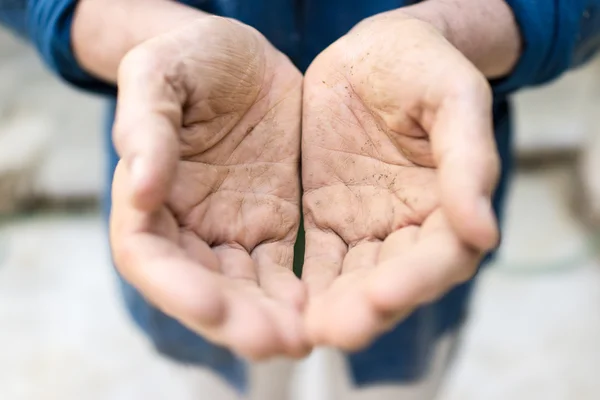 Äldre kvinnas händer — Stockfoto