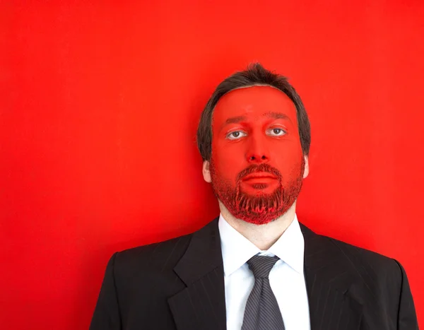 Retrato de empresário adulto com rosto vermelho colorido — Fotografia de Stock