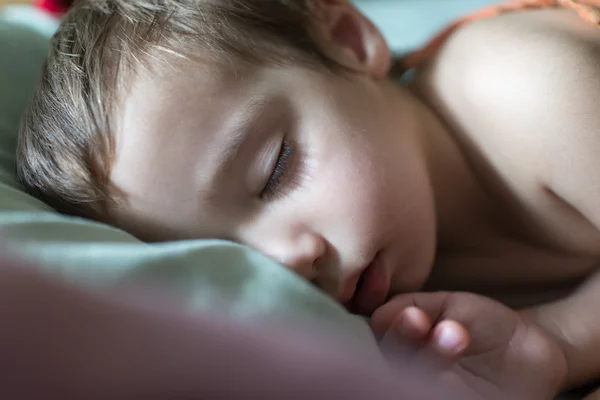 Bedårande liten pojke sov hemma — Stockfoto