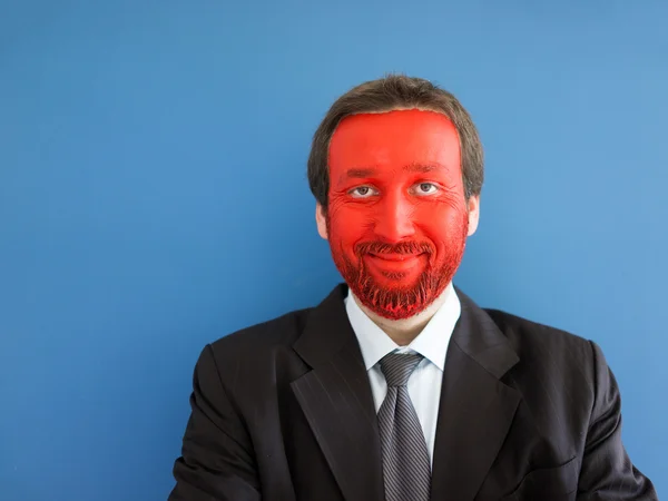 Ritratto di uomo d'affari adulto con viso rosso colorato — Foto Stock