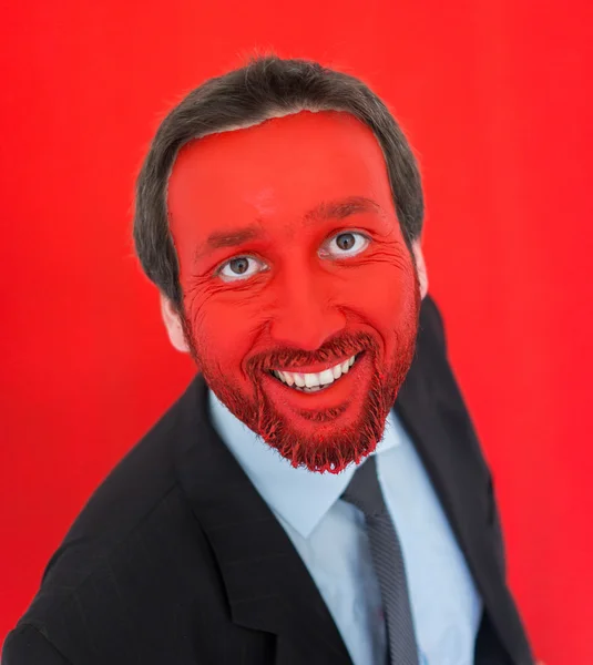 Felnőtt üzletember színes piros arccal portréja — Stock Fotó