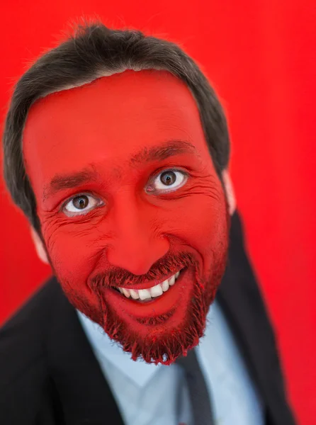 Porträtt av vuxna affärsman med färgglada röda ansikte — Stockfoto