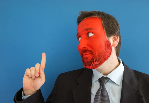 Genç portait kırmızı boyalı yüzü olan adam — Stok fotoğraf