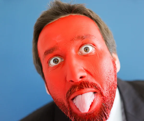 Retrato de jovem com rosto pintado de vermelho — Fotografia de Stock