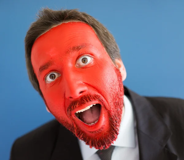 Retrato de jovem com rosto pintado de vermelho — Fotografia de Stock