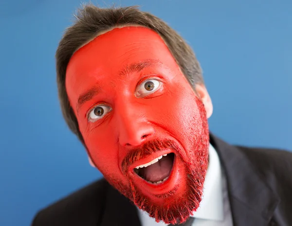 Joven portait con la cara pintada de rojo — Foto de Stock