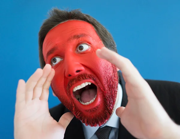 Retrato de jovem com rosto pintado de vermelho — Fotografia de Stock