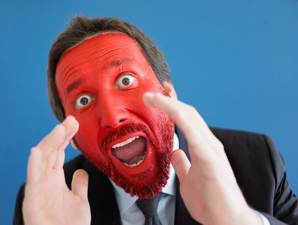 Retrato de jovem com rosto pintado de vermelho — Fotografia de Stock