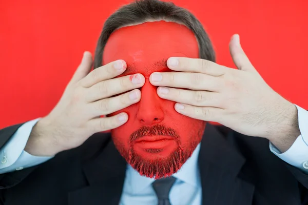 Retrato de jovem com rosto pintado de vermelho — Fotografia de Stock