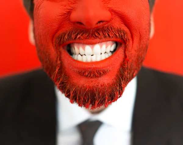 Retrato de jovem com rosto pintado de vermelho — Fotografia de Stock