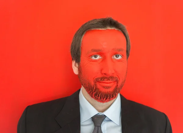 Jeune homme portrait avec visage peint en rouge — Photo