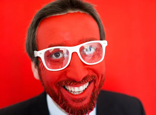 Porträt eines jungen Mannes mit rot geschminktem Gesicht — Stockfoto