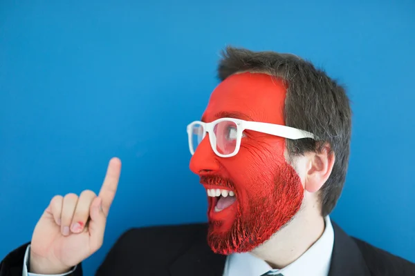 Портал молодого чоловіка з червоним пофарбованим обличчям — стокове фото