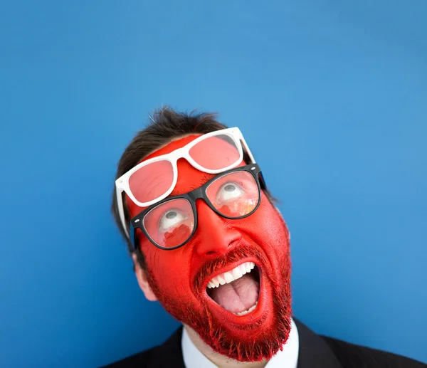 Jeune homme portrait avec visage peint en rouge — Photo