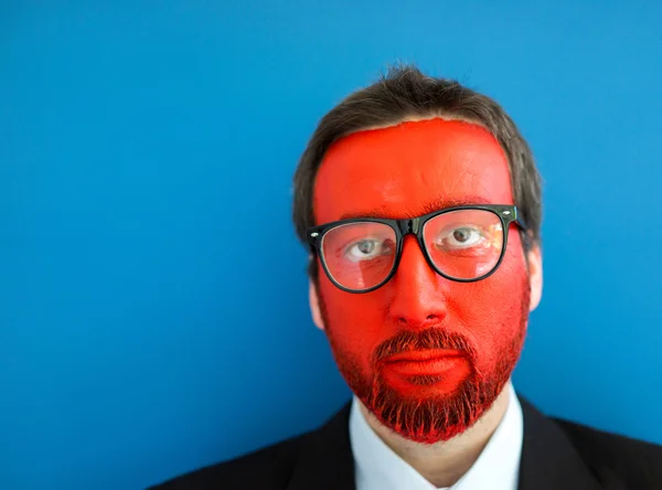 Joven portait con la cara pintada de rojo — Foto de Stock