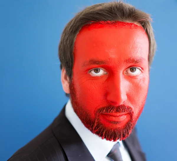 Jeune homme portrait avec visage peint en rouge — Photo