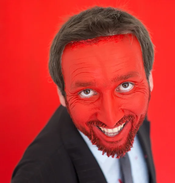 Jeune homme portrait avec visage peint en rouge — Photo