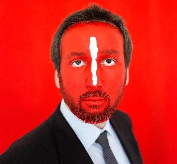 Jeune homme portrait avec visage peint en rouge — Photo