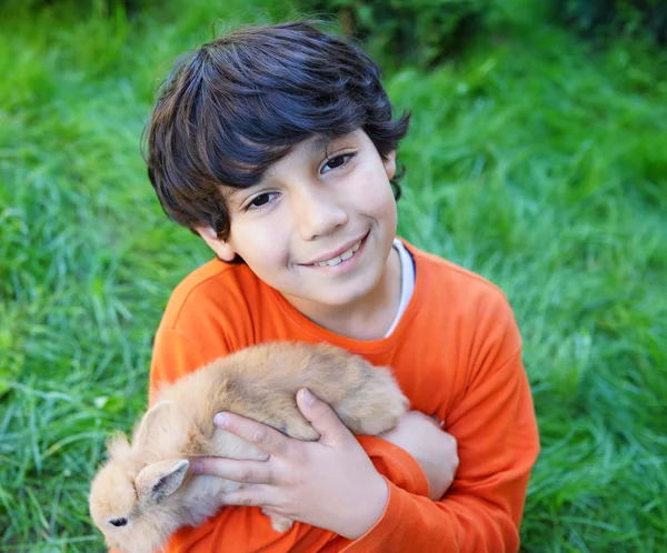 Kleiner Junge mit Kaninchen — Stockfoto