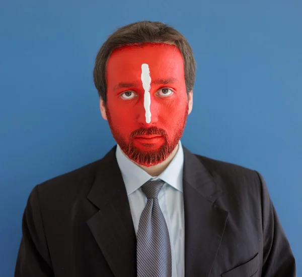 Jeune homme portrait avec visage peint en rouge — Photo