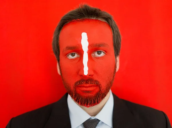 Młody mężczyzna portret z czerwoną twarzą Malowaną — Zdjęcie stockowe