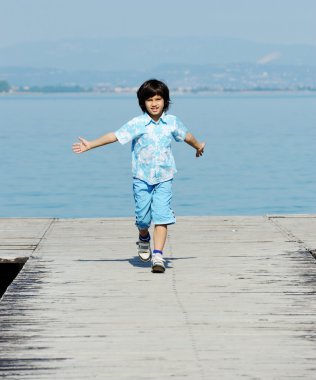 Koşma ve atlama denizde çocuk dock