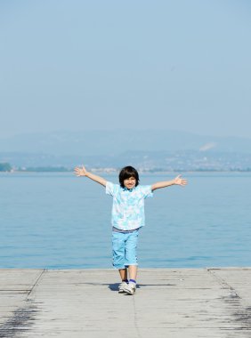 Koşma ve atlama denizde çocuk dock