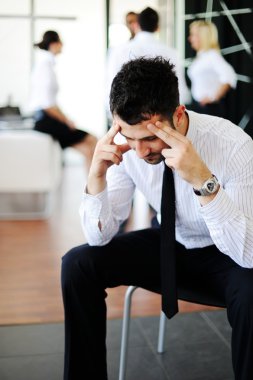 İş adamının işle ilgili endişeleri var.