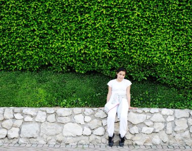 Duvarda parkta çocuk