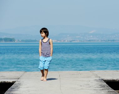 Küçük çocuk üzerinde yürüyen dock