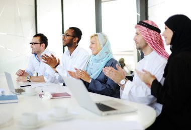 İş adamları birlikte çalışıyor.